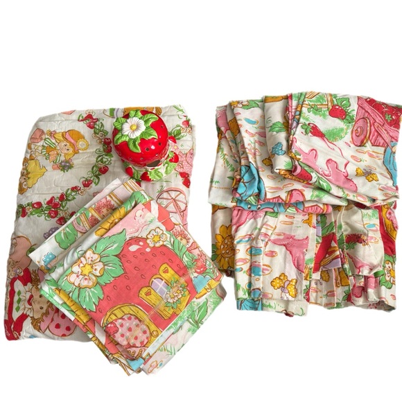 Vintage Strawberry Shortcake Bedroom Set Lamp Curtains Bed Spread Twin Sheets - Picture 11 of 16